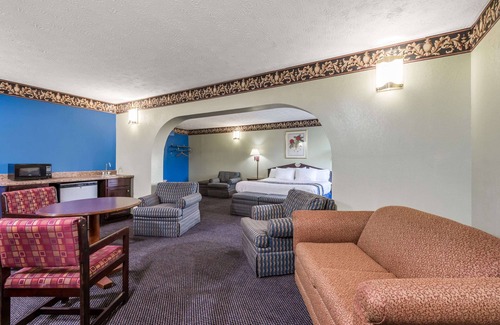 Girard Hotel | Days Inn & Suites by Wyndham Youngstown/Girard Ohio