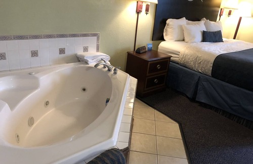 Girard Hotel | Days Inn & Suites by Wyndham Youngstown/Girard Ohio