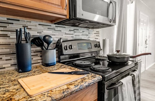 Garland Apartment | Dazzling & Stylish Extended Stay Apt w/Grill