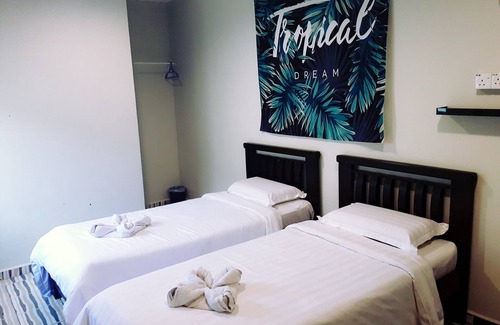 Kampung Bakau Tinggi Hotel | De Chukai Hotel
