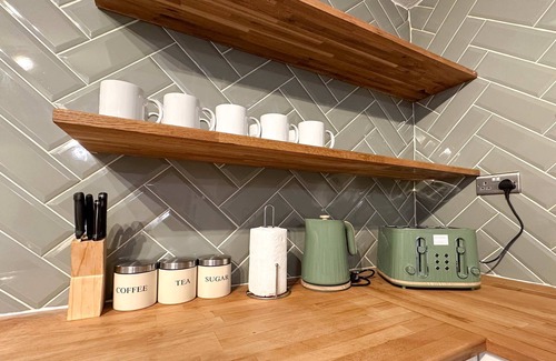 Peterborough House | Deals 6BR House Contractor & Group Stay | Clayton