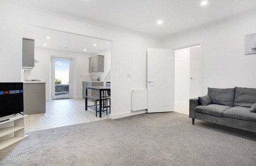 Hexham House | Dean St Retreat: Cosy Urban Escape, Sleeps 5!