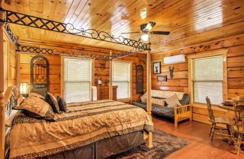 Sevierville Apartment | Deck and Hot Tub Log Cabin Sevierville Studio!