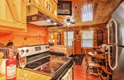 Sevierville Apartment | Deck and Hot Tub Log Cabin Sevierville Studio!