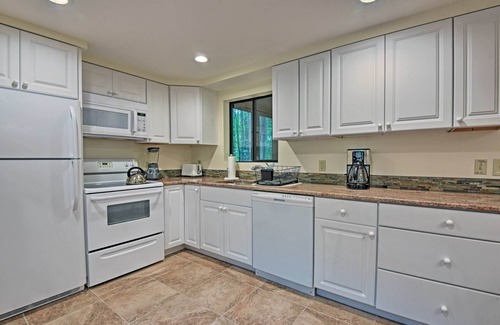 Pocono Lake Cottage | Deck & Fire Pit: Pocono Lake Home Near Skiing!