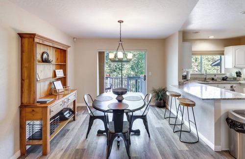 Pinetop-Lakeside Cottage | Deck + Game Room: Lakeside 'blue Jay Chalet' Cabin