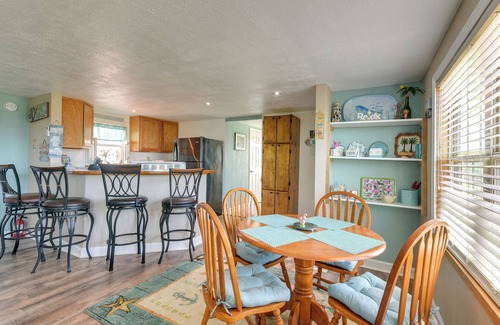 Crystal Beach Cottage | Deck & Grill: Sunny Cottage in Crystal Beach!