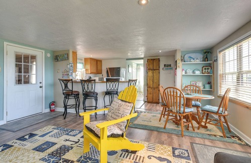 Crystal Beach Cottage | Deck & Grill: Sunny Cottage in Crystal Beach!