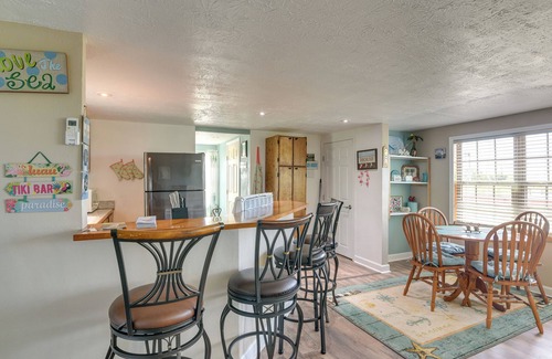 Crystal Beach Cottage | Deck & Grill: Sunny Cottage in Crystal Beach!