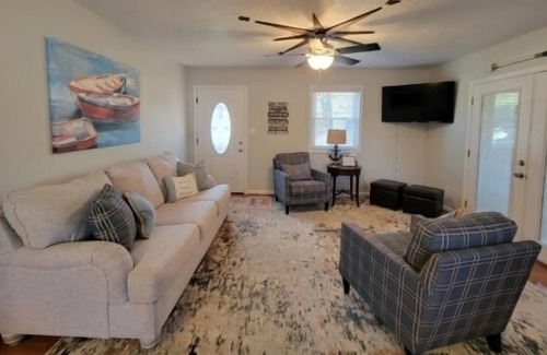 Huddleston House | Decorated for the holidays, 4 kayaks, Wifi, Pool table, Firepit, popcorn machine