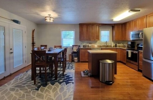 Huddleston House | Decorated for the holidays, 4 kayaks, Wifi, Pool table, Firepit, popcorn machine