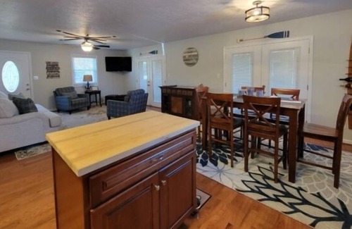 Huddleston House | Decorated for the holidays, 4 kayaks, Wifi, Pool table, Firepit, popcorn machine