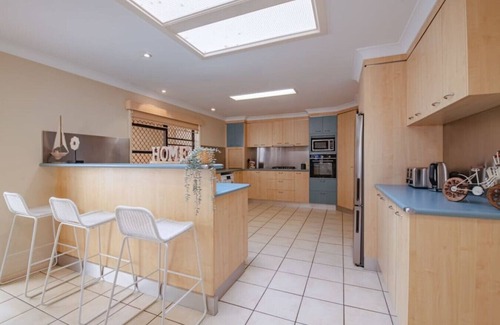 Robertson House | Decorated with love! 4BD Family House w/Pool