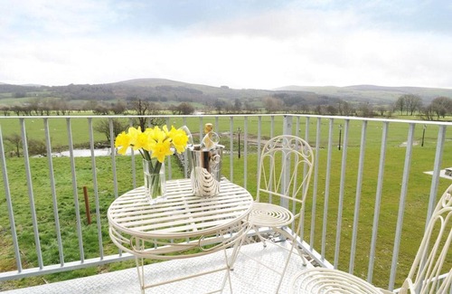 Corwen Cottage | Dee Valley Country Escape - Sleeps 4 & Hot Tub