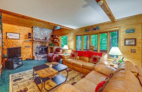 Deep Gap House | Deep Gap Cabin with Private Deck and Community Perks!