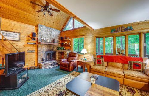 Deep Gap House | Deep Gap Cabin with Private Deck and Community Perks!