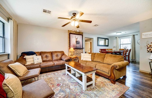 Smithville House | 'Deer Camp Run' Escape w/ Hot Tub & Game Room