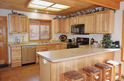 Red River House | Deer Mountain Lodge - Hot Tub - WiFi - Washer - Dryer - Fireplace