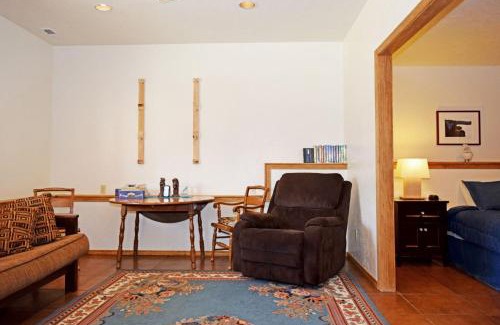 Red River House | Deer Mountain Lodge - Hot Tub - WiFi - Washer - Dryer - Fireplace