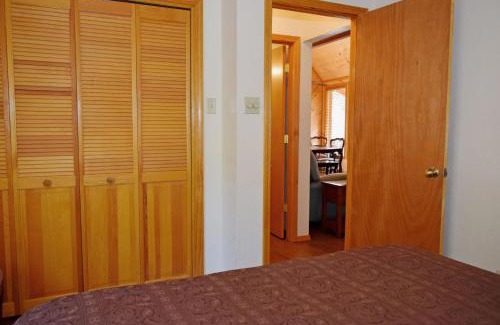 Red River House | Deer Mountain Lodge - Hot Tub - WiFi - Washer - Dryer - Fireplace