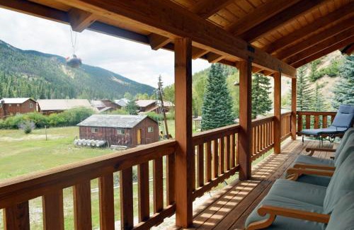Red River House | Deer Mountain Lodge - Hot Tub - WiFi - Washer - Dryer - Fireplace
