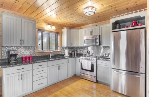 Pittsburg Cabin | Deer Run Lodge - Luxurious Family Friendly Lodge! In the heart of Pittsburg