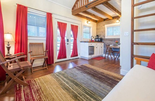 Lacy-Lakeview Cabin | Deerfield Countryside Tiny Cabin #3 - 10min to Silos at Magnolia