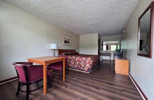 Acworth Hotel | Deerfield Lodge