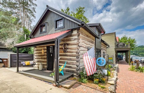Augusta Cabin | Del's 1800's Log Cabin