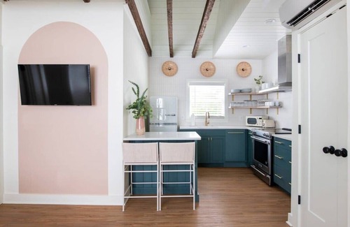 Westside House | Delana Suite | New Prime Downtown Spot!