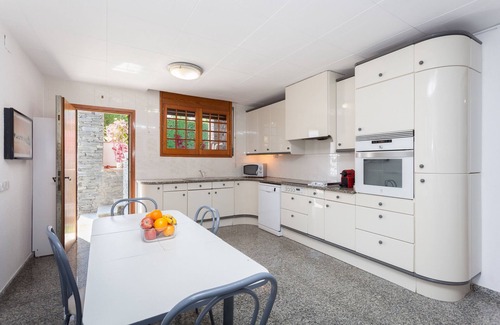 Masnou House | DELFIN - House for 8 with garden and private pool 15 minutes from Barcelona