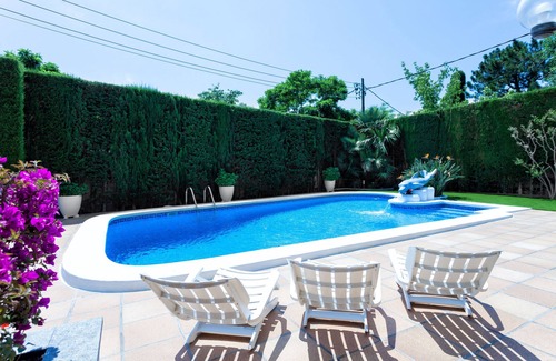 Masnou House | DELFIN - House for 8 with garden and private pool 15 minutes from Barcelona