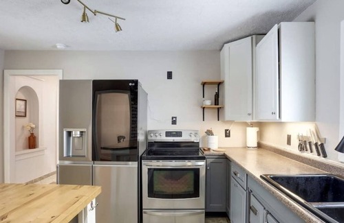 West Side House | Delightful Bright and Airy l Pet Friendly