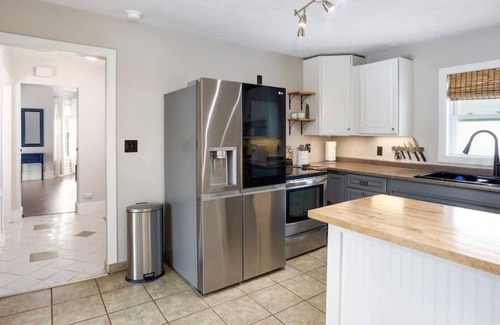 West Side House | Delightful Bright and Airy l Pet Friendly