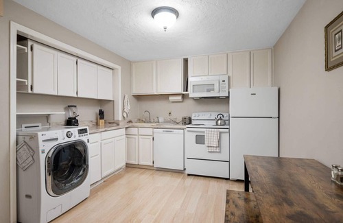 Garden Home-Whitford Condo | Delightful Central & Quiet SW Portland Location, Outdoor Patio w/View, 7 Miles to Downtown Portland