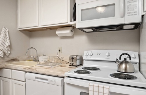 Garden Home-Whitford Condo | Delightful Central & Quiet SW Portland Location, Outdoor Patio w/View, 7 Miles to Downtown Portland