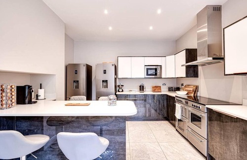 Penmaenmawr House | Delightful Holiday Home With sea Views and Hot Tub