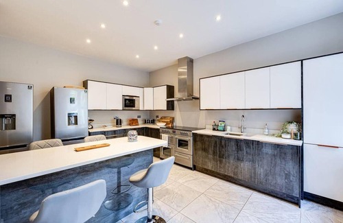 Penmaenmawr House | Delightful Holiday Home With sea Views and Hot Tub