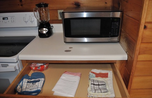 Byrdstown Cabin | Delightful Lakeside 2-Bedroom Cabin on Beautiful Dale Hollow Lake #7!