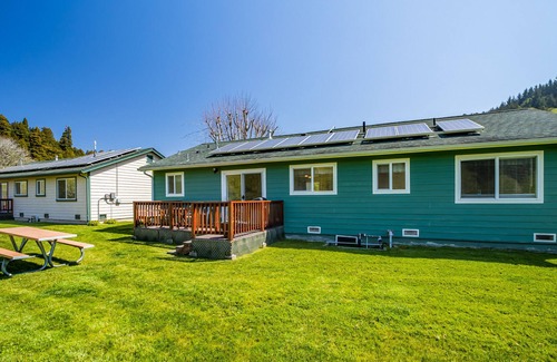 Orick Cabin | Delightful Northern Retreat w/ Gas Grill, Free WiFi & Easy Access to Redwoods