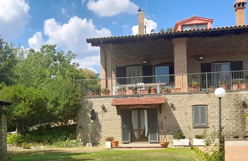 Lake Bracciano Apartment | Delightful Rooms With Private Bathrooms in an Independent Apartment With Garden
