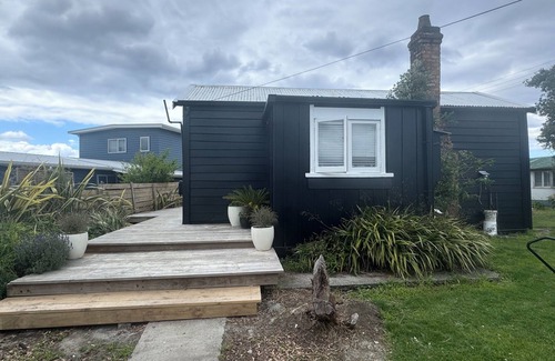 Ruakaka Cottage | Delightful Ruakaka Cottage nViews to Sea and Estuary nSurf. Sun . Chill