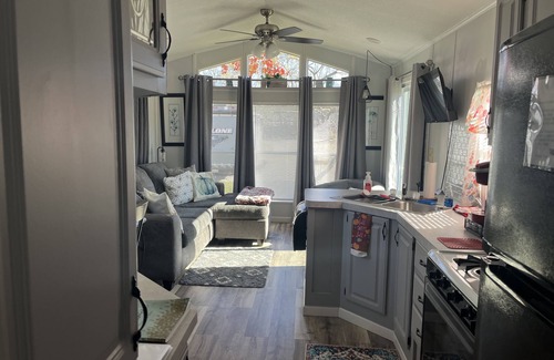 Johnstown House | Delightful, Serene Tiny Home- Casa Villa