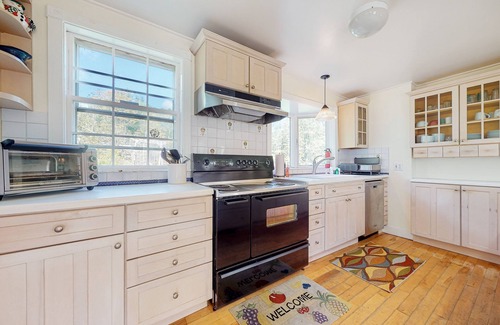 Jamaica House | Delightful updated farmhouse with original features, patio, and & W/D