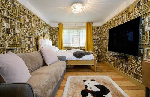 Halstead Apartment | Deluxe 2 Bed Versace Bungalow Hot Tub, Sky TV, Cinema Screen Saffron Walden