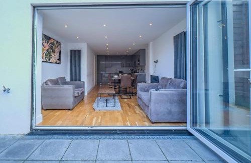 West Finchley Apartment | Deluxe 3 Bed Flat with garden