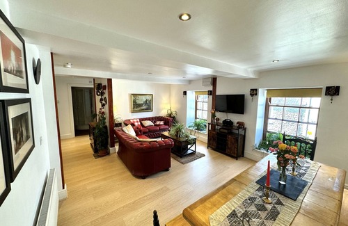 Llandovery Apartment | Deluxe, 4 Bed Apartment in the centre of Llandovery