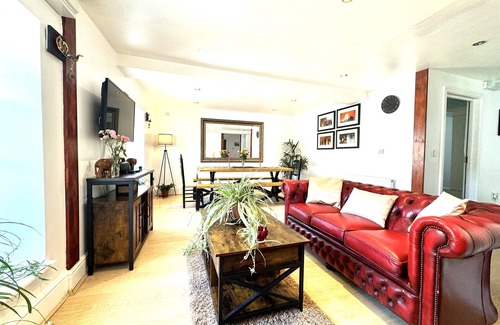 Llandovery Apartment | Deluxe, 4 Bed Apartment in the centre of Llandovery