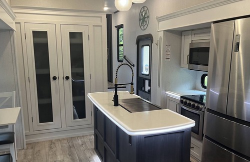 Forest City House | Deluxe 5th wheel in beautiful forest setting ready for you.