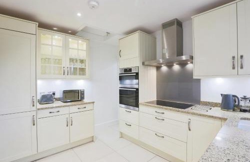 Barnt Green House | Deluxe 7 Bedroom Property in Solihull
